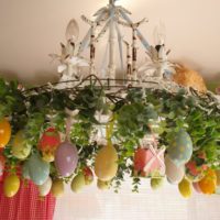 Décoration d'un lustre avec des oeufs de Pâques pour les vacances de Pâques