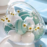 Oeufs de Pâques peints dans un bol en verre