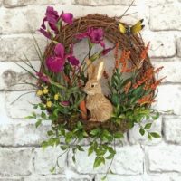 Couronne de Pâques avec un lapin sur un mur de briques