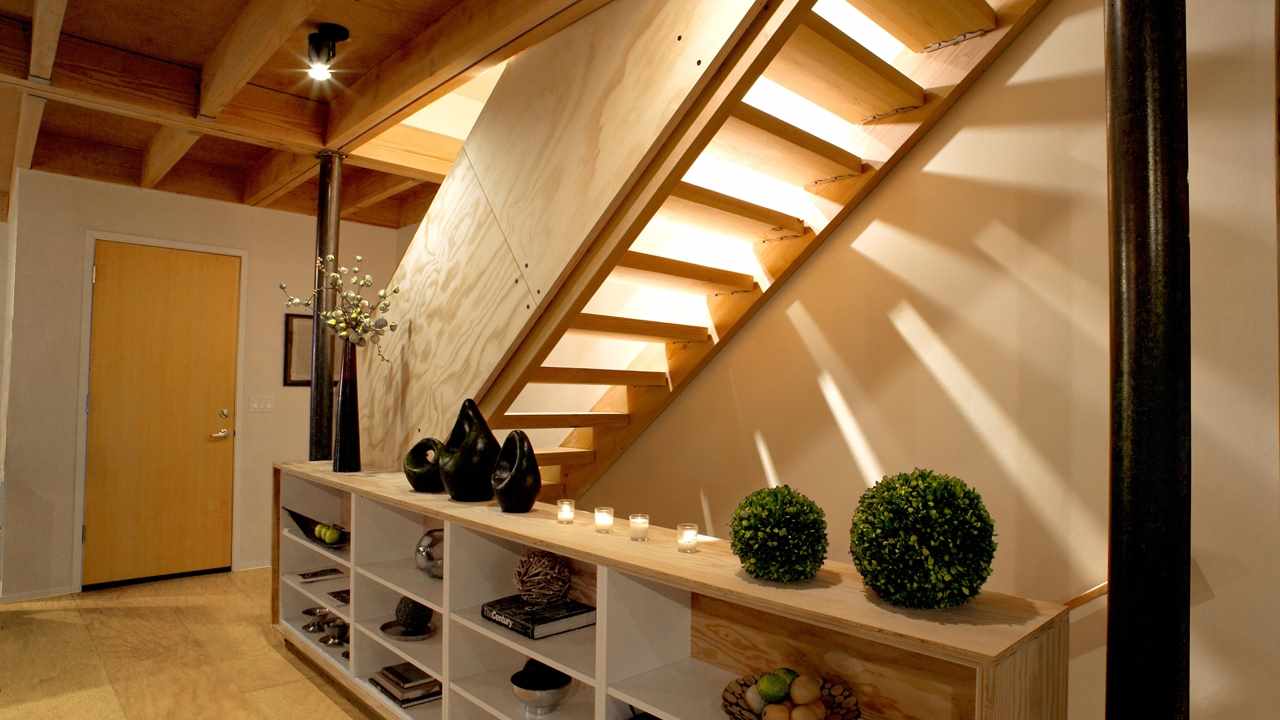 version d'un bel escalier intérieur dans une maison honnête