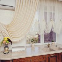 neįprasto interjero lango pavyzdys virtuvės paveikslėlyje