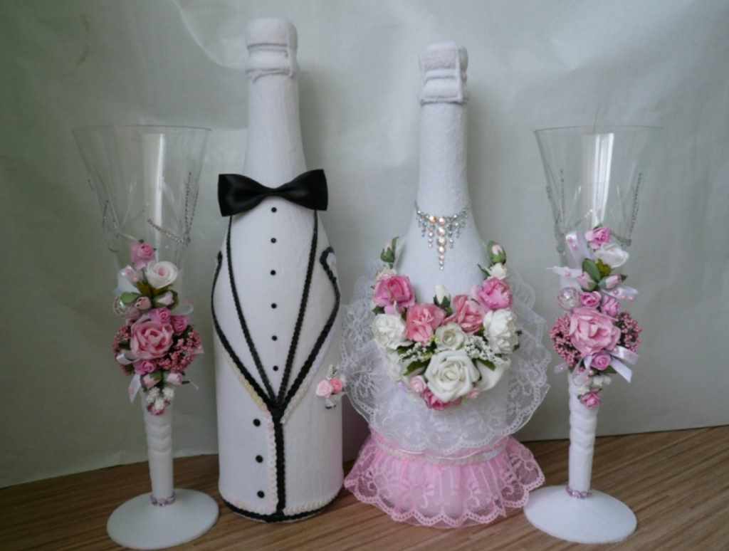 Un exemple d'une décoration vivante du décor de lunettes de mariage