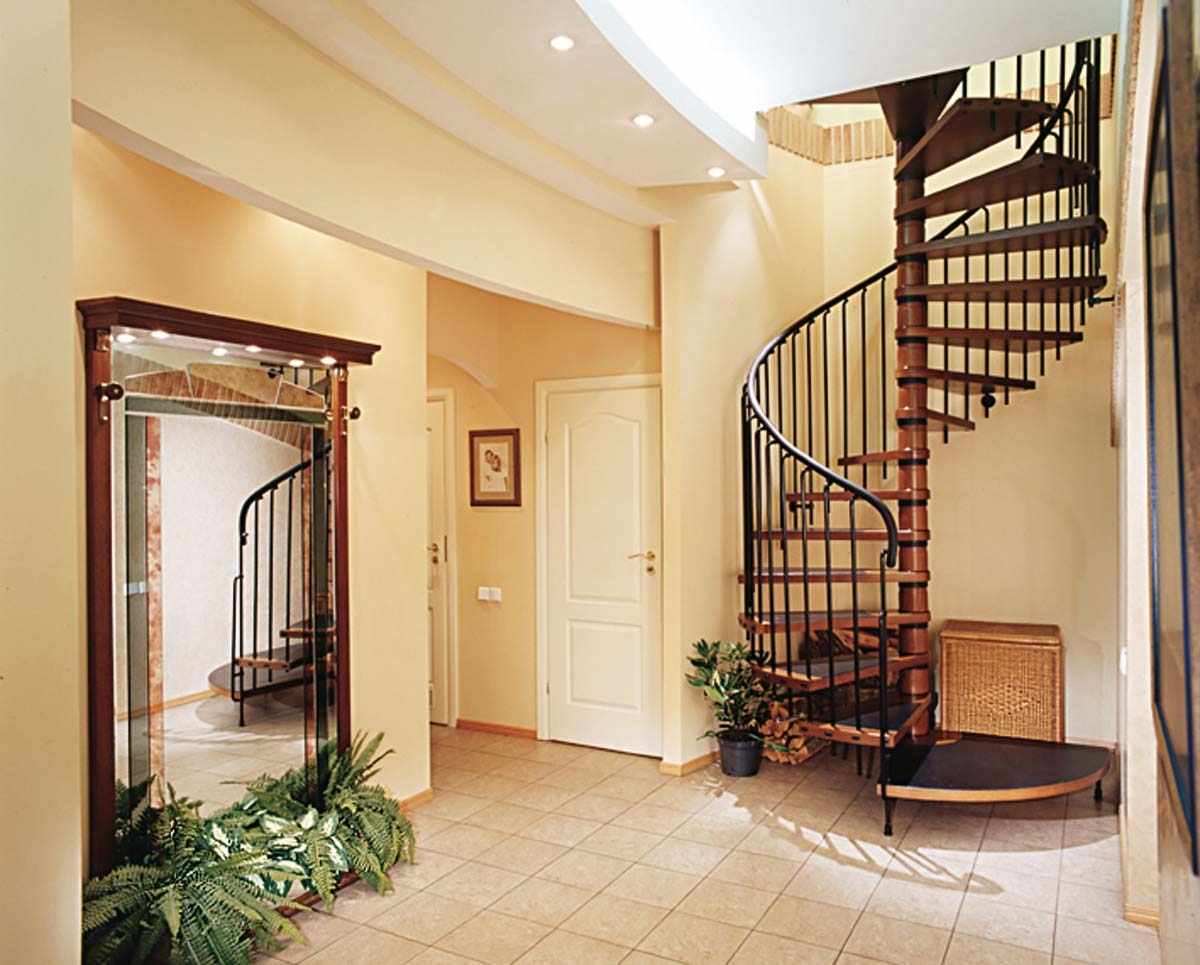 l'idée d'un escalier intérieur lumineux dans une maison honnête