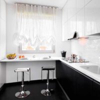 gražaus lango dizaino virtuvės nuotraukoje idėja