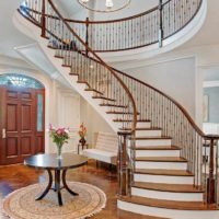 l'idée d'un beau style d'escalier dans une image de maison honnête