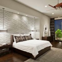 ideja par sienas dizaina spilgtu dekorēšanu guļamistabas attēlā