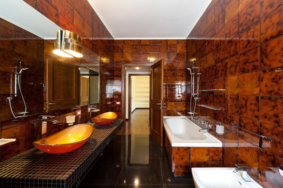 Ontwerp van een gecombineerde badkamer in een heldere, vurige stijl