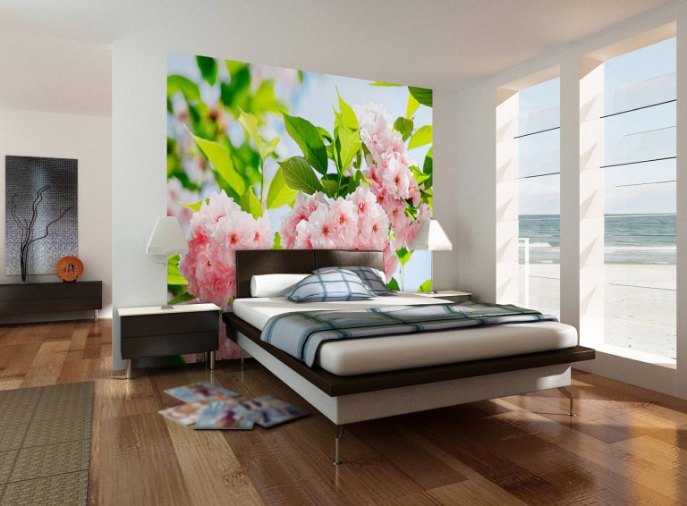 Papiers peints avec des fleurs et des feuilles lumineuses dans la conception de la chambre