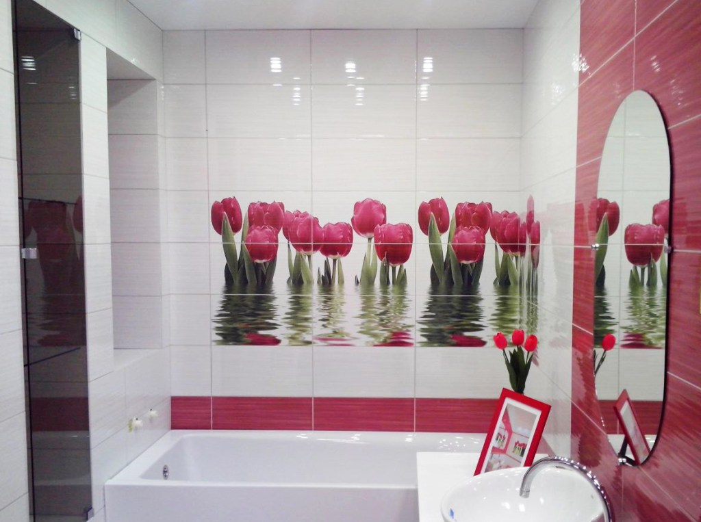 Plytelės su tulpėmis kombinuoto vonios kambario interjere