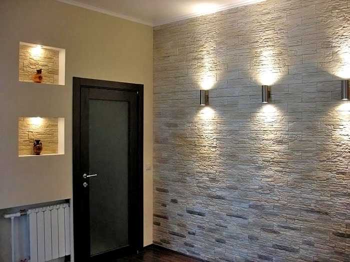 Mur de couloir avec revêtement en pierre naturelle