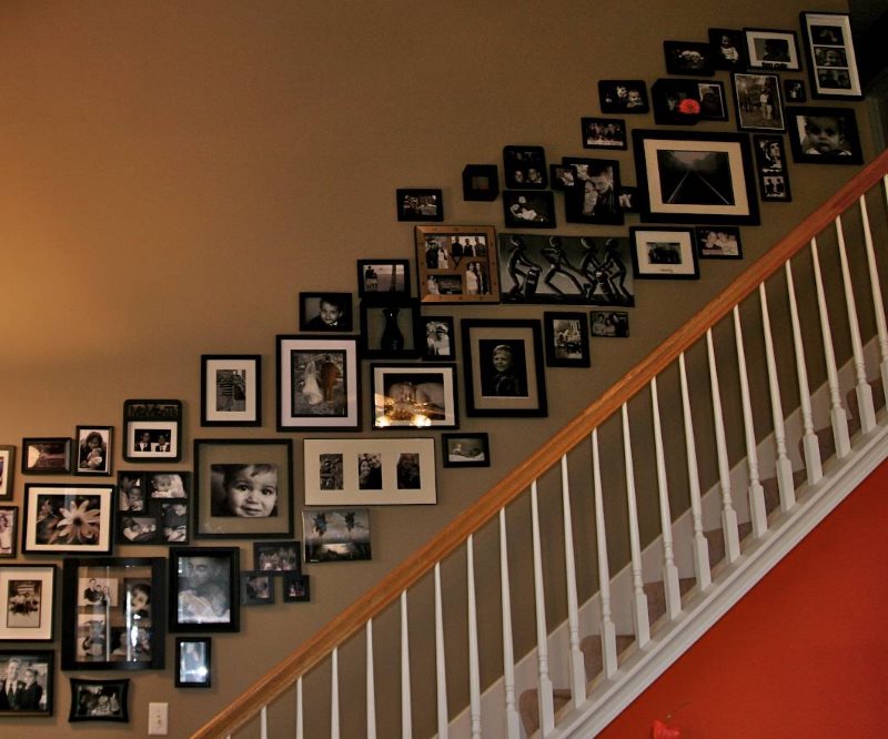 Collage de photos dans la conception du mur au-dessus des escaliers