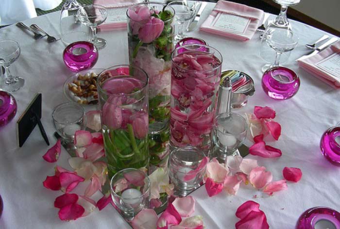 Pétales de rose dans la conception de la table de mariage