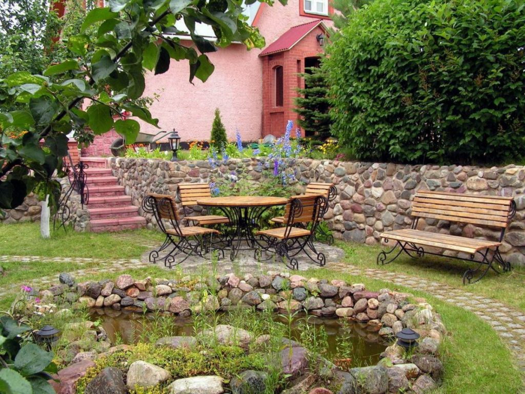 Salotto da giardino e muro di contenimento in pietra