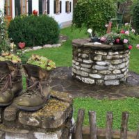 Pots de fleurs de vieilles chaussures