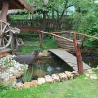Pont en bois avec un étang fait maison
