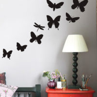 Pochoirs papillons à l'intérieur des murs du salon