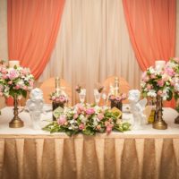 Fiori e decorazioni del tavolo di nozze degli sposi