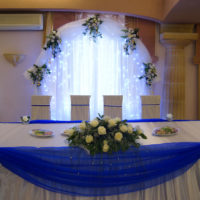 Tulle blu intorno ai bordi del tavolo di nozze