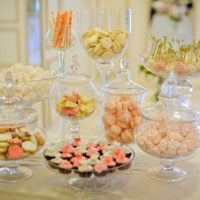Al servizio di dolci al tavolo del matrimonio