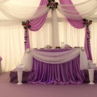 Tulle lilas dans la conception de la table de la mariée et le marié