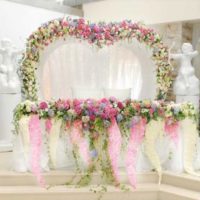 Arrangements floraux dans la conception de la table de la mariée et le marié