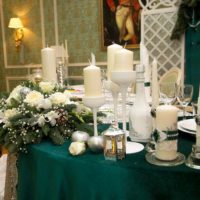 Candele nella decorazione della tavola di nozze