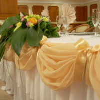 Tulle beige e mughetti nel design del tavolo di nozze