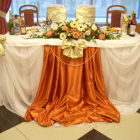Una gonna di tulle attorno ai bordi del tavolo del matrimonio