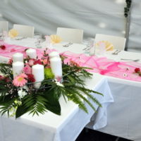 Table pour les bougies devant les jeunes mariés