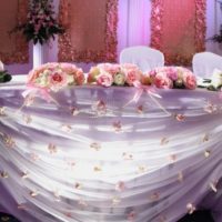 Illumination d'une jupe en tulle sur une table de mariage