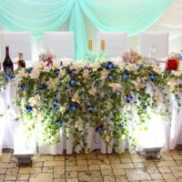 Composizioni floreali come decorazioni per la tavola di nozze