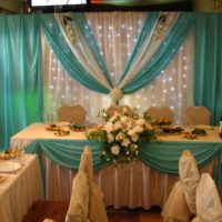 Tessuti lilla e beige nel design del tavolo di nozze
