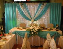 Tessuti lilla e beige nel design del tavolo di nozze