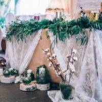 Composizioni da piante per la decorazione di un tavolo di nozze