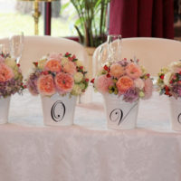 Bouquets de fleurs sur une table de mariage