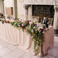 Tavolo di nozze sullo sfondo del camino