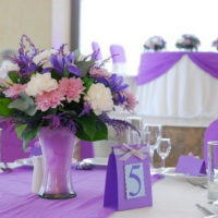 Un piatto con un numero sul tavolo per gli ospiti di una celebrazione di nozze