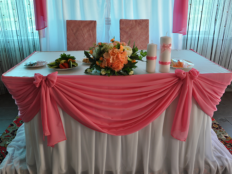 Gonna di tulle rosa sul tavolo di nozze degli sposi