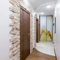 Tuiles de pierre sur le mur dans le couloir