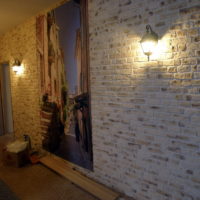 Imitation de maçonnerie sur le mur dans le couloir