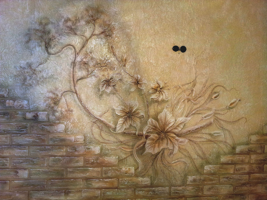 Mur avec un panneau décoratif en stuc