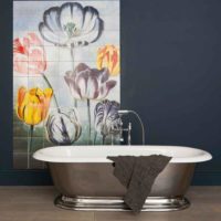Panneau avec des tulipes en fleurs dans la salle de bain