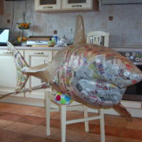 Fabrication de poissons décoratifs à partir de bricolage en papier mâché