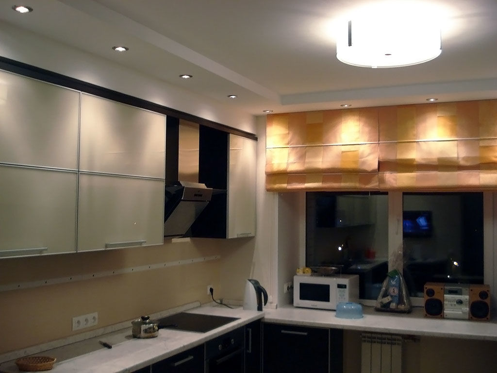 Een voorbeeld van een helder keukenplafond interieur