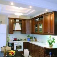 šviesaus lubų dizaino variantas virtuvės paveikslėlyje