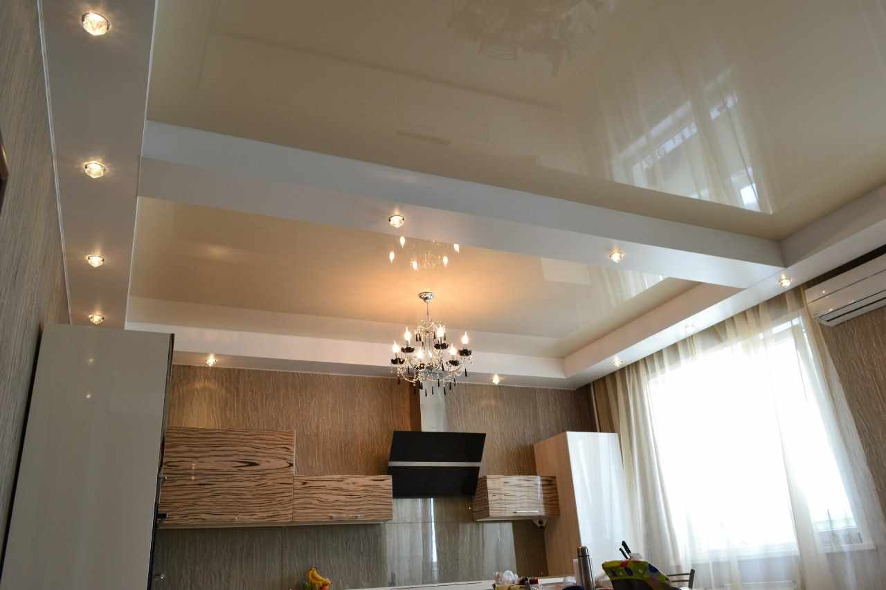 variante de l'intérieur lumineux du plafond dans la cuisine