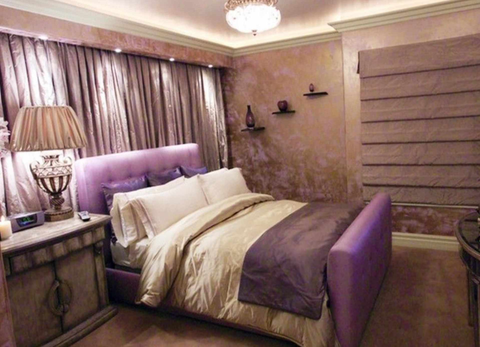 ideja par spilgtu sienas dekoru rotājumu guļamistabā