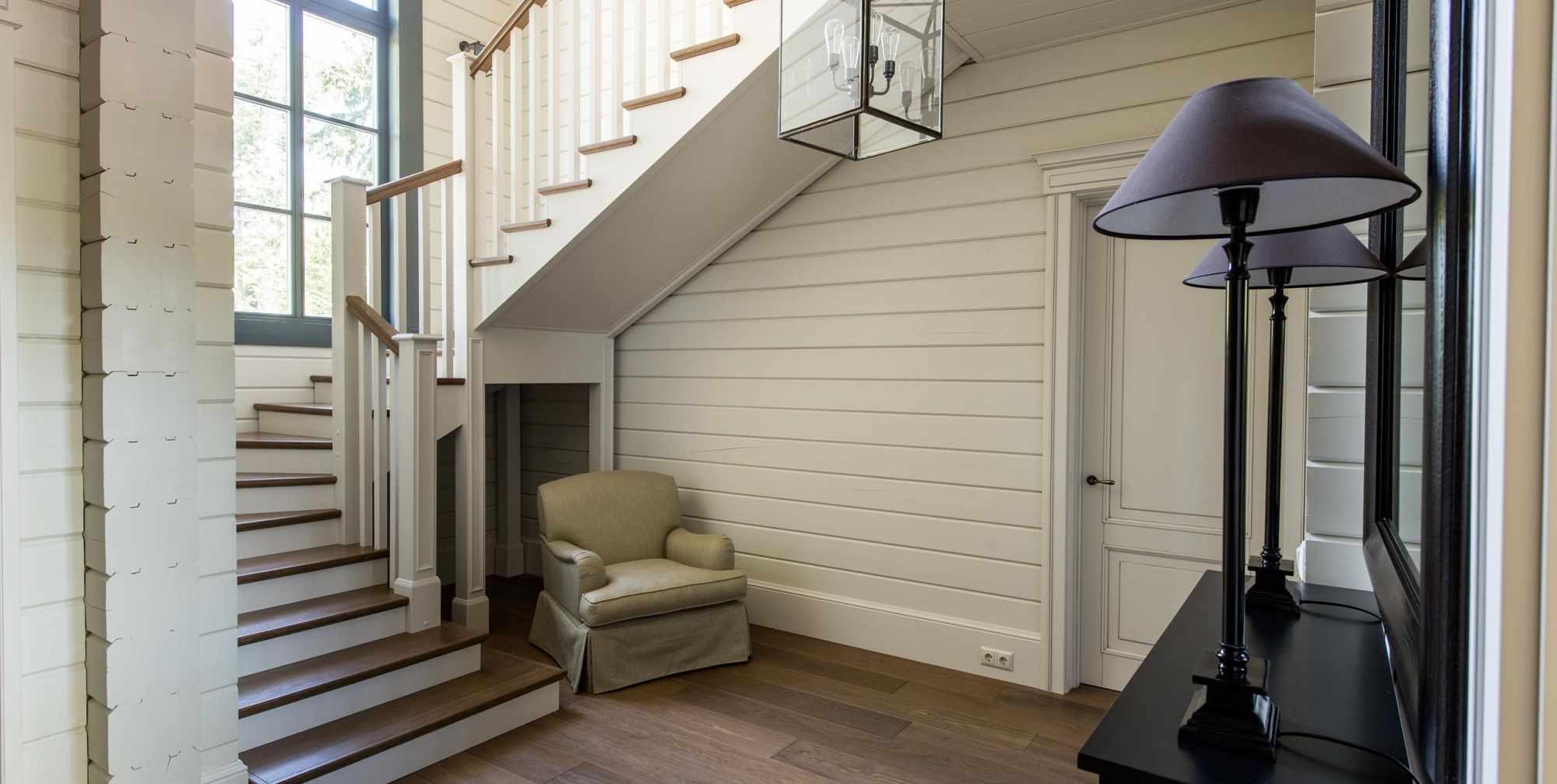 l'idée d'un design d'escalier inhabituel dans une maison honnête