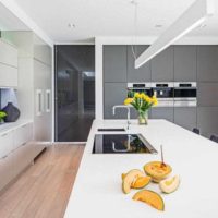 galimybė parodyti šviesias interjero lubas virtuvės paveikslėlyje