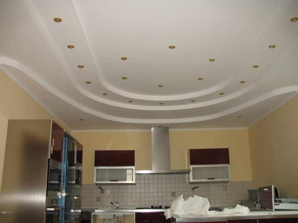 šviesaus virtuvės lubų interjero variantas